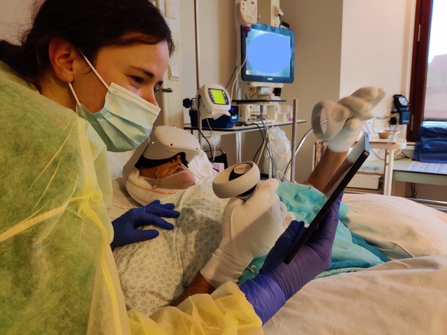 Eline Haaghedoorn using MotiVeeRUZeLf with an ICU Patient.